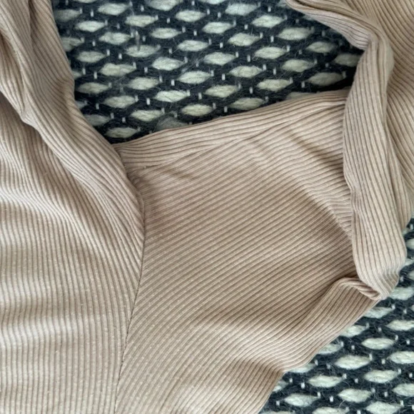 Vuori cropped ribbed long sleeve Cove Twist Crop Tee small - Picture 3 of 4